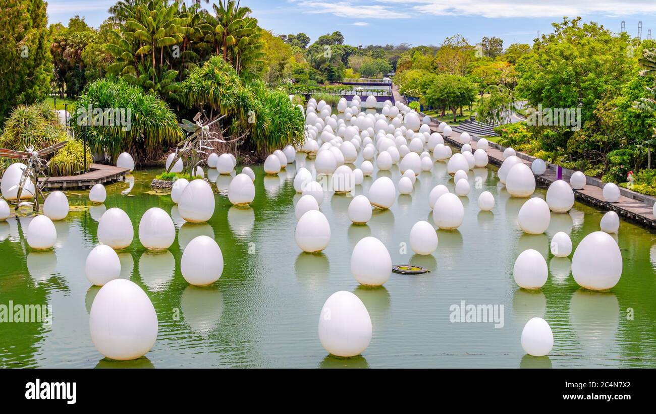 Des œufs flottants sur le lac Dragonfly, l'une des expositions installées dans future Together à Gardens by the Bay, créée par l'art japonais TeamLab Banque D'Images