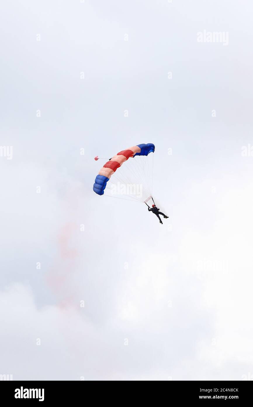 Un parachutiste de l'équipe d'exposition de parachutistes de la RAF Falcons se produit dans le ciel au-dessus de Silverstone, en Angleterre. Banque D'Images