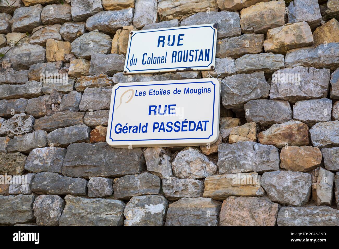 Panneaux pour rue Gérald Passédat et rue du Colonel Roustan à Mougins, Côte d'Azur, Alpes-Maritimes, Provence-Alpes-Côte d'Azur, France. Banque D'Images