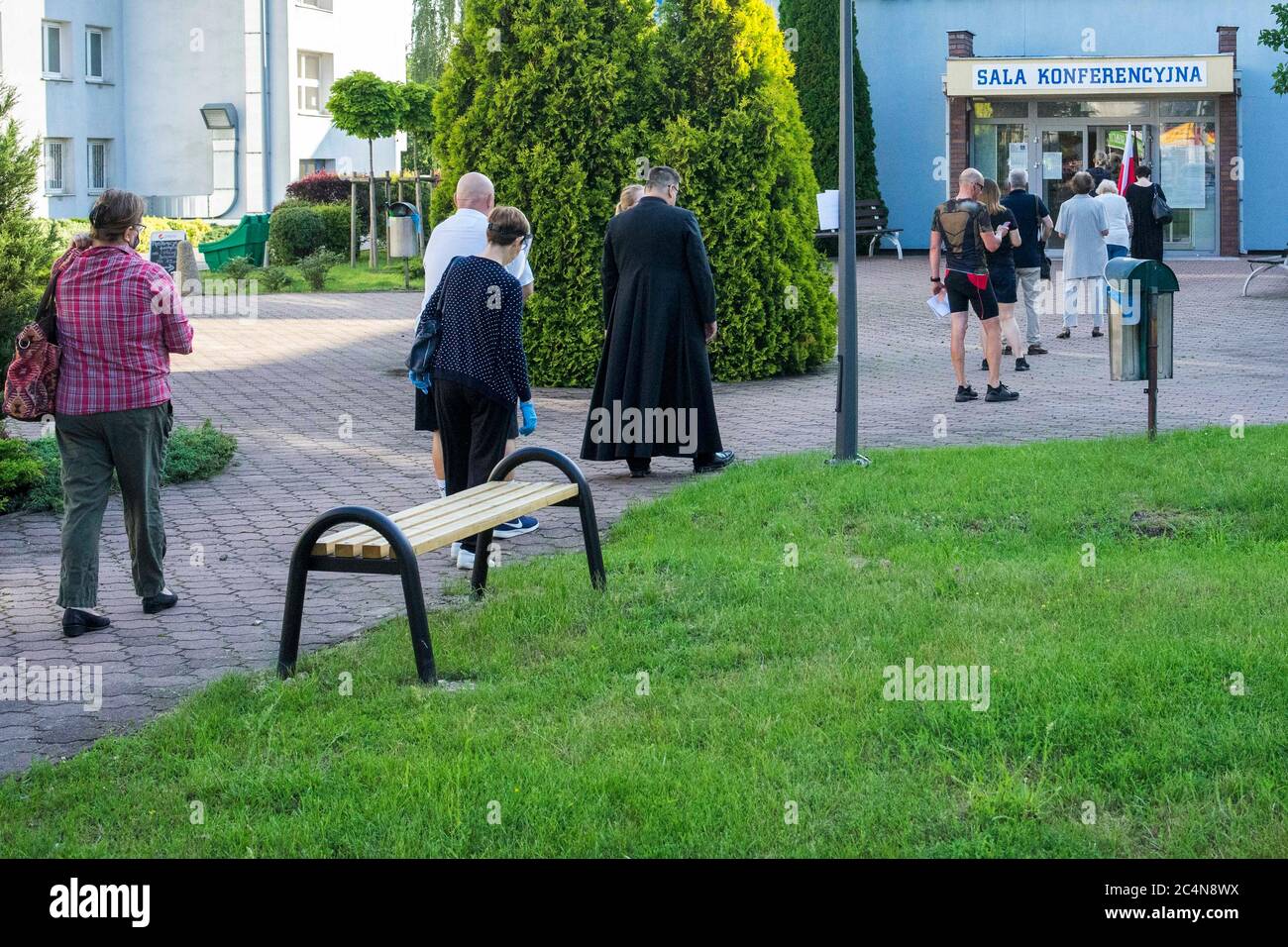 Poznan, Wielkopolska, Pologne. 28 mars 2018. L'élection présidentielle en Pologne a commencé à 7 heures du matin. Il y avait beaucoup de gens qui voulaient voter tôt le matin. Par conséquent, des files d'attente sont apparues devant les bureaux de vote. Crédit: Dawid Tatarkiewicz/ZUMA Wire/Alay Live News Banque D'Images