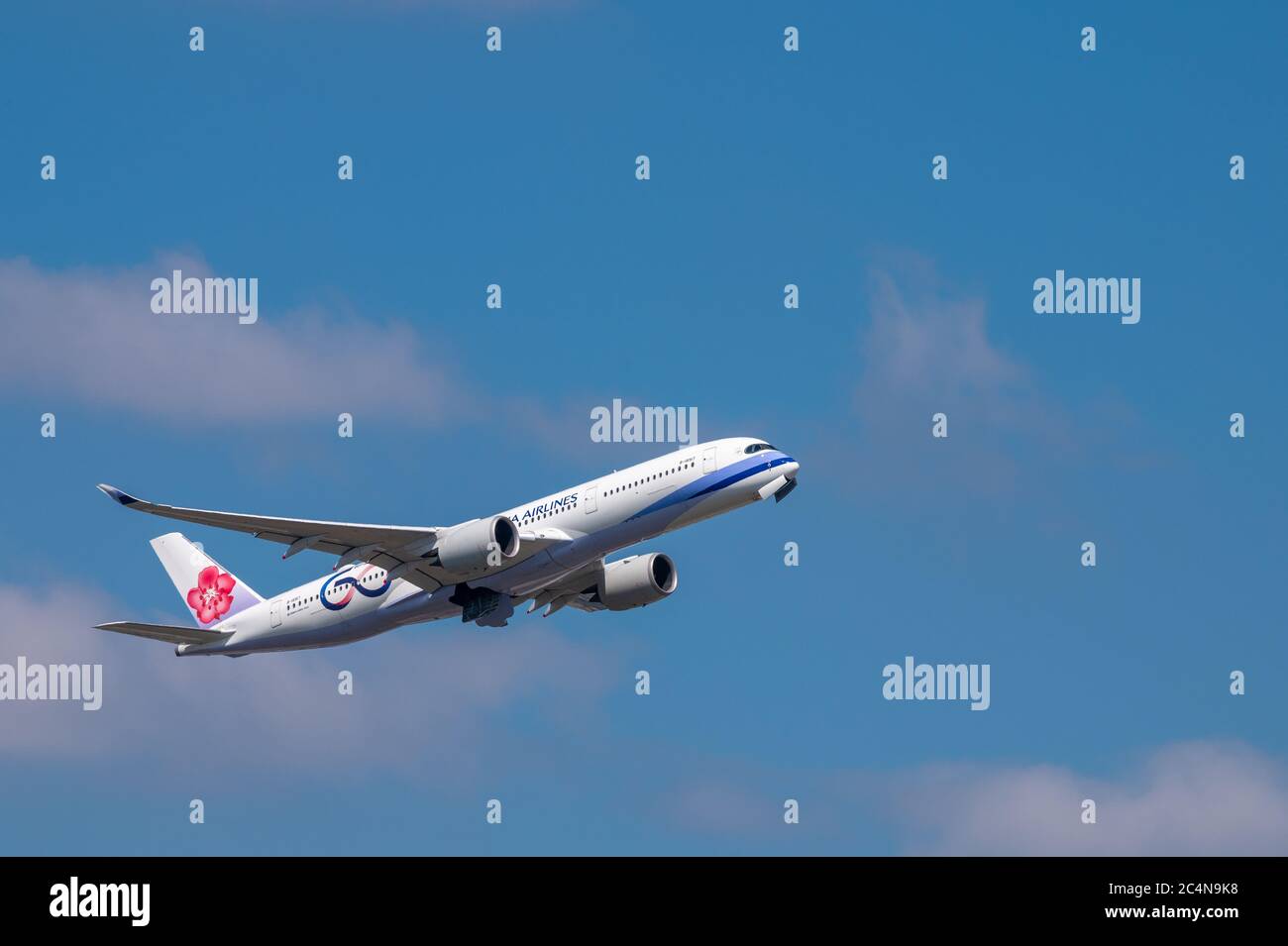 China Airlines Airbus A350-900 enregistrement d'un avion B-18917 peu après le décollage de l'aéroport de Francfort-sur-le-main en Allemagne, en montant dans le ciel Banque D'Images
