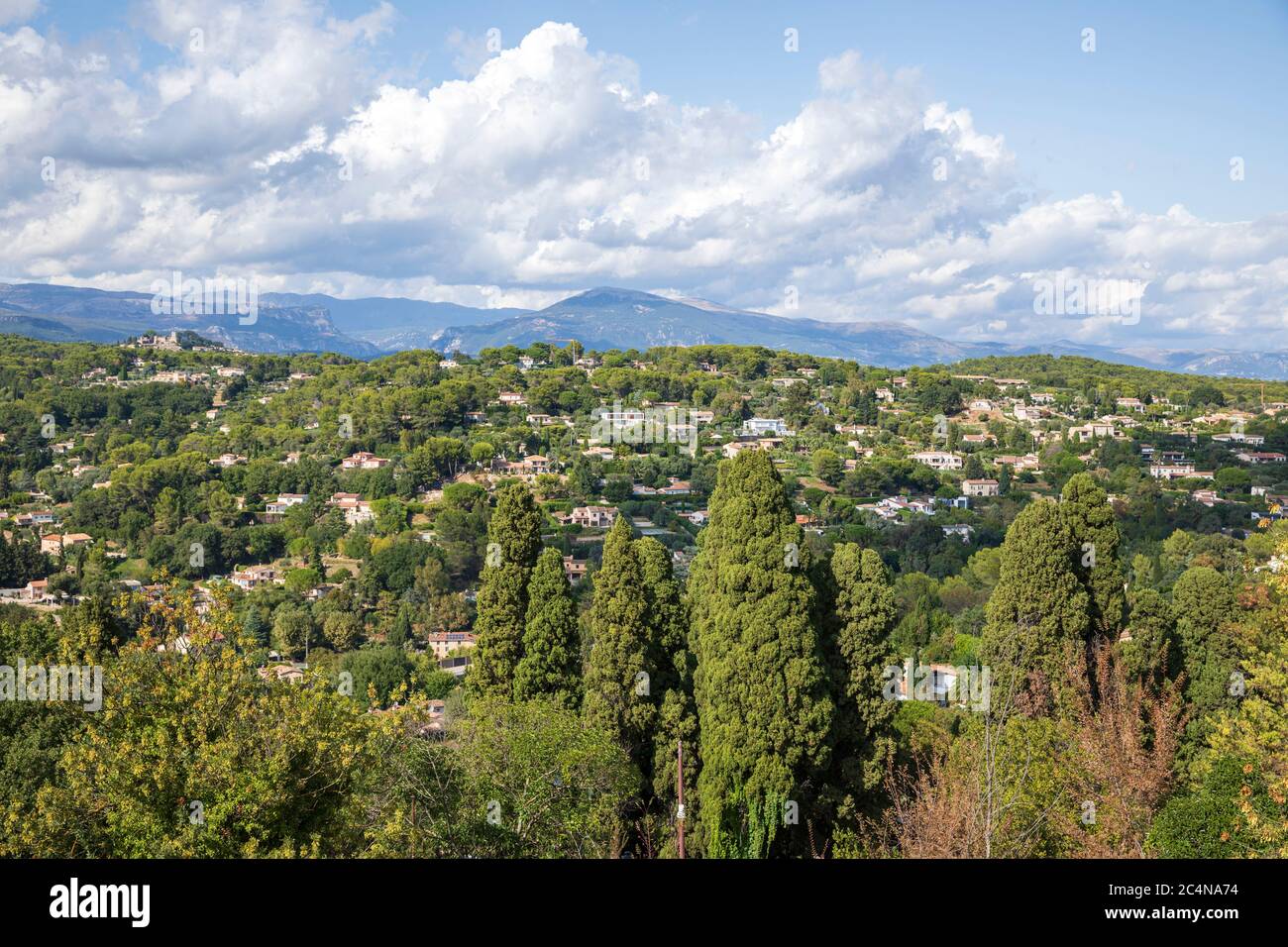 Belle vue sur Mougins, la Côte d'Azur, la France, et les collines environnantes comme vu de la place des Patriotes. Banque D'Images