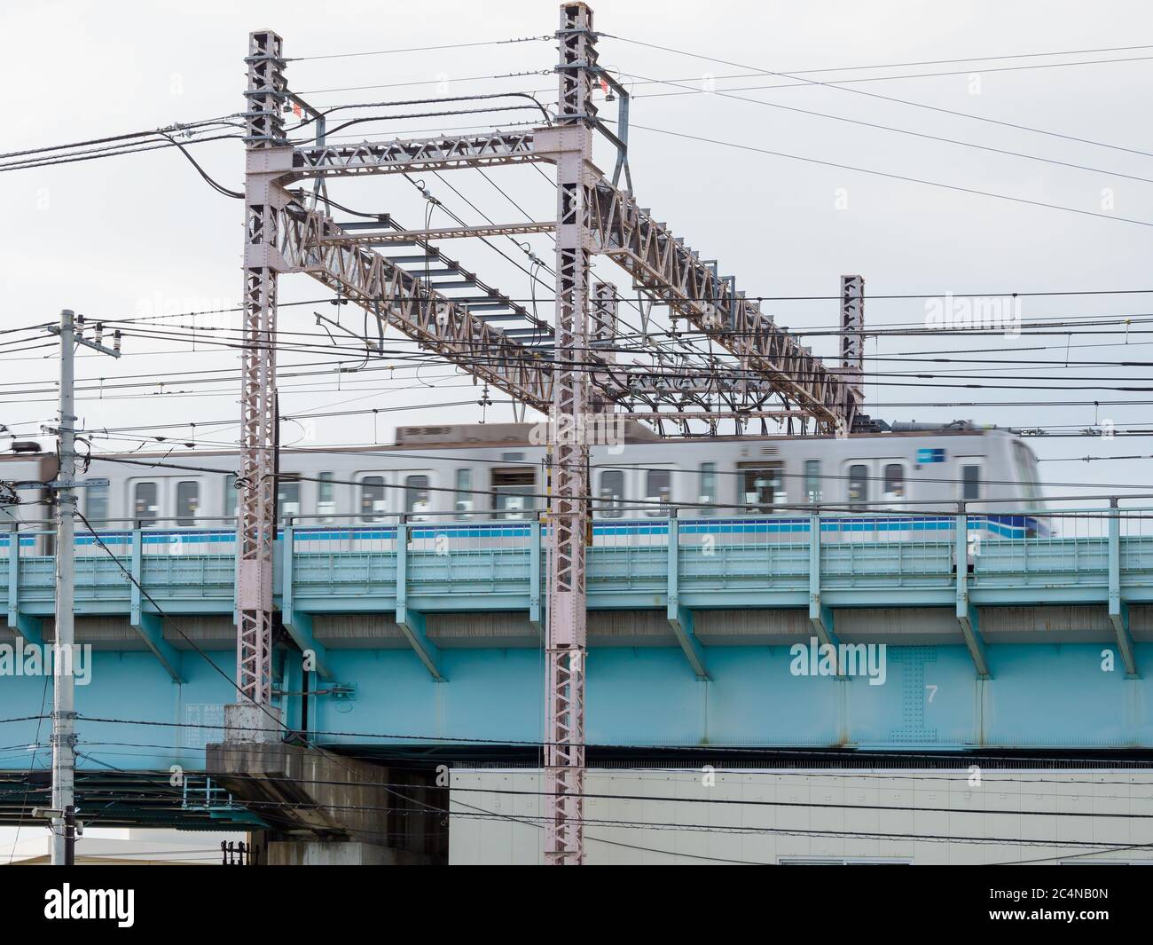 La voie ferrée surélevée de la ligne Chuo et le portique électrique à Ogikubo, Tokyo, Japon. Banque D'Images