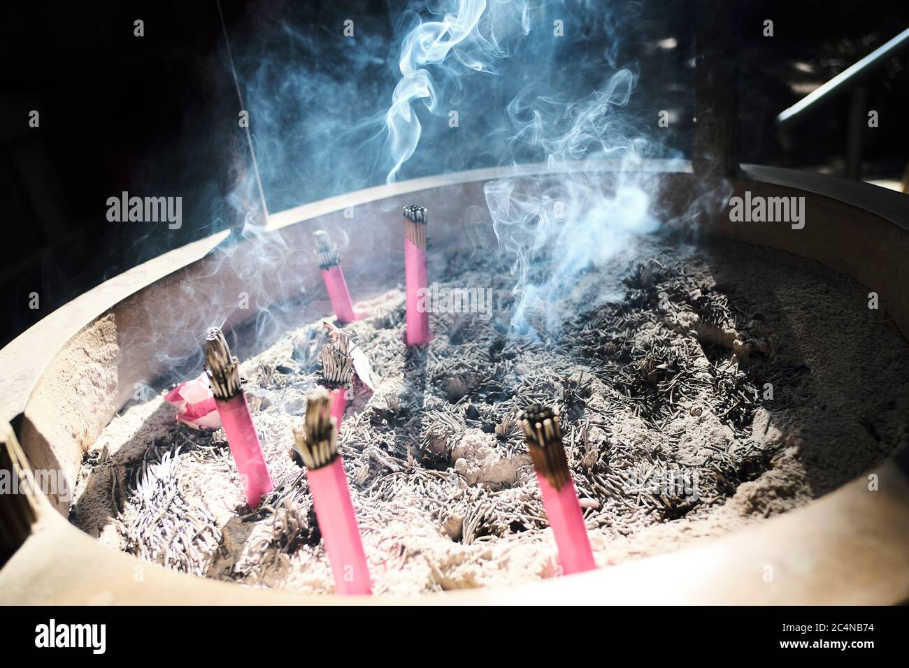Bâtons d'Encens brûlant à l'extérieur d'un temple à Tokyo, Japon. Banque D'Images