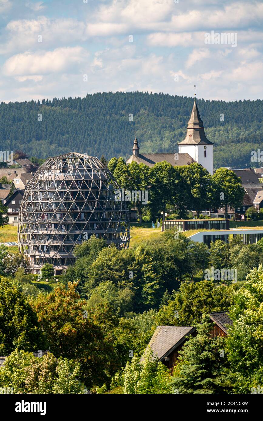 Vue sur la ville de Winterberg, Oversum Hotel, Kurzentrum, à Hochsauerlandkreis, NRW, Allemagne Banque D'Images