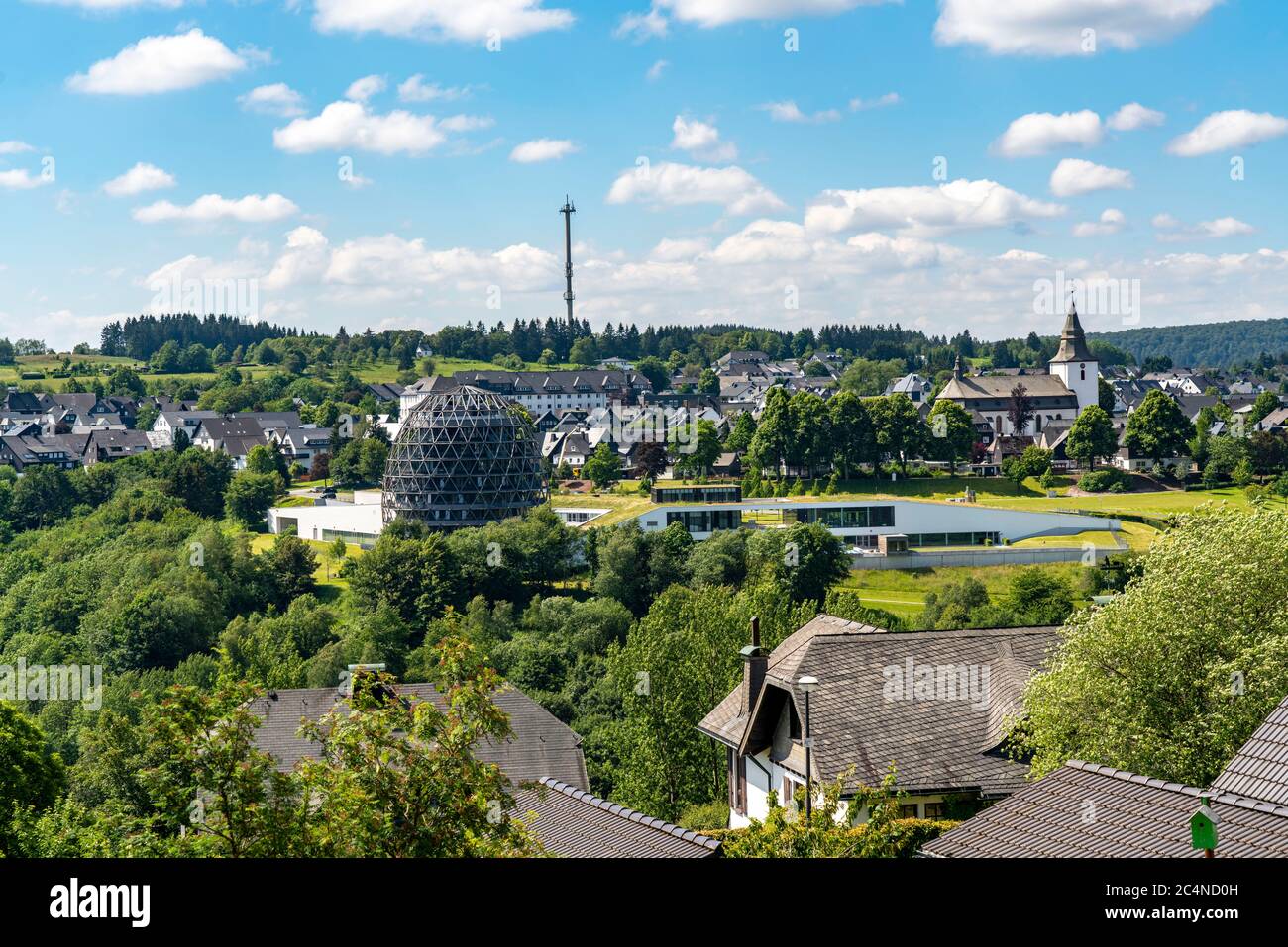 Vue sur la ville de Winterberg, Oversum Hotel, Kurzentrum, à Hochsauerlandkreis, NRW, Allemagne Banque D'Images