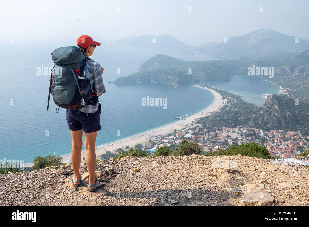 La jeune femme bénéficie de la vue sur le lagon bleu à Oludeniz, en Turquie. Randonnée pédestre sur le chemin lycien dans la région d'Antalya Banque D'Images