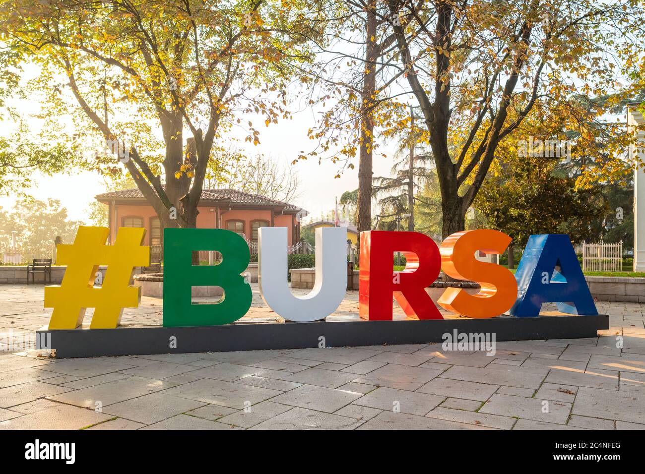 Grandes lettres colorées avec signe hashtag dans la ville de Bursa, Turquie Banque D'Images