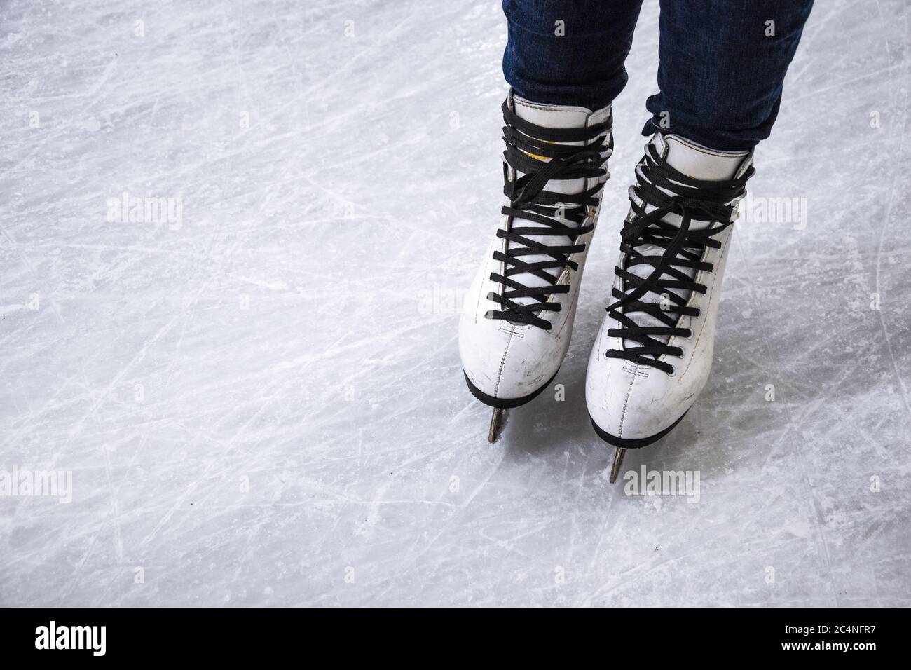 Jambes de femmes en patins à glace, patineuse sur la patinoire Banque D'Images