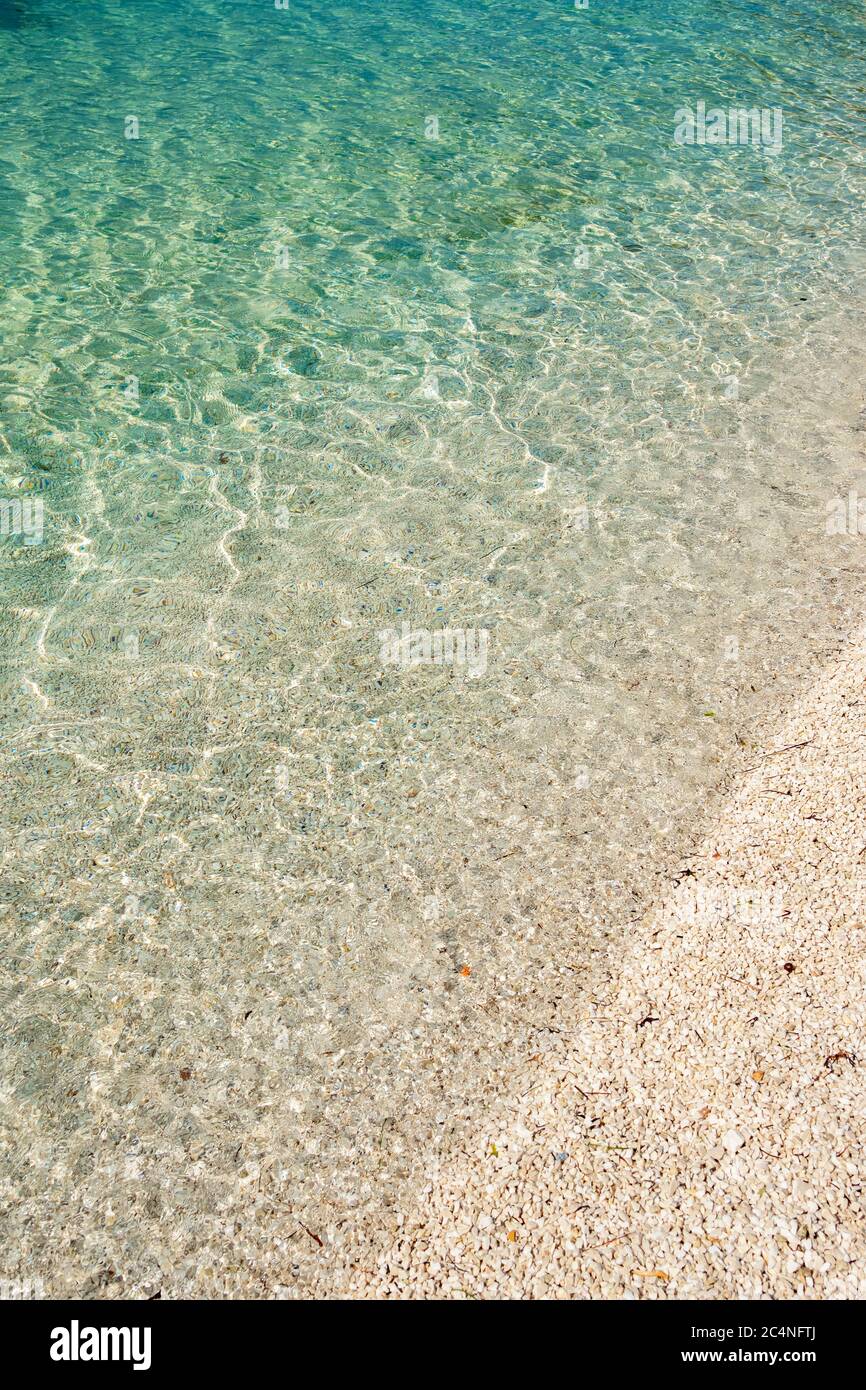 Belle plage vide à la mer Adriatique en Croatie. Banque D'Images