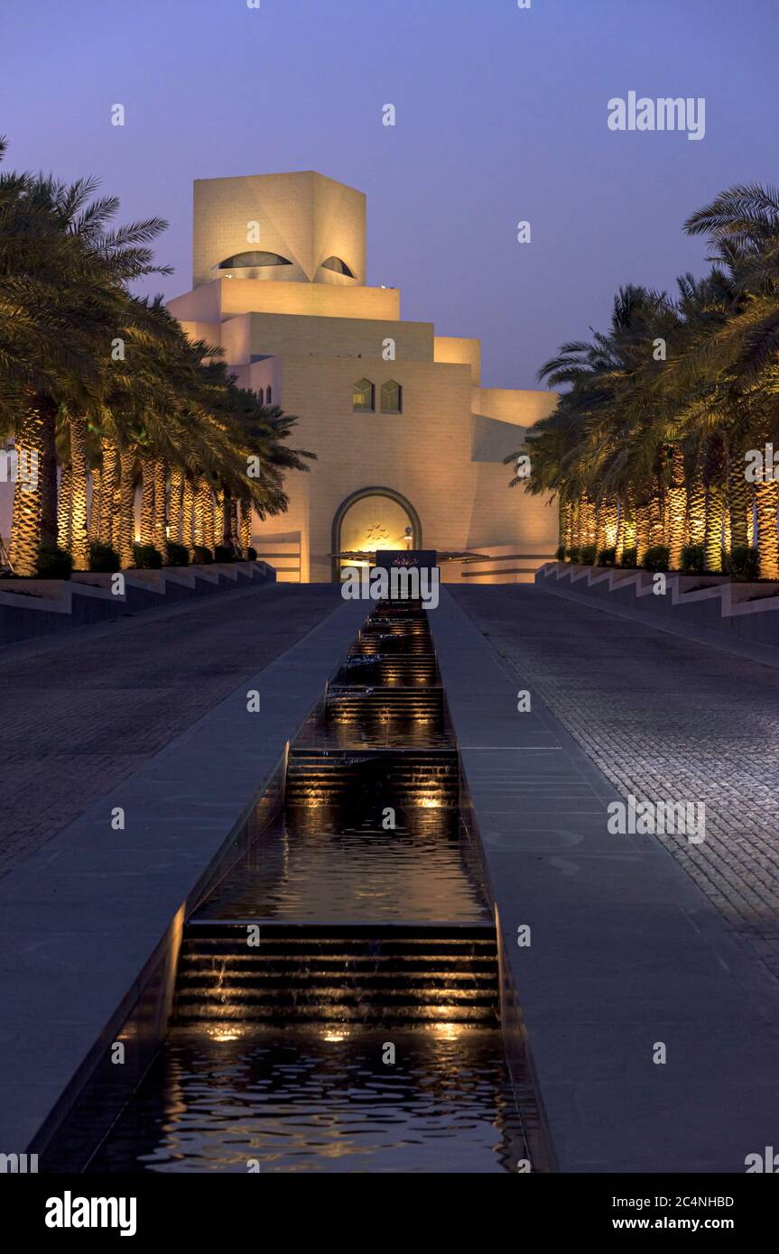 Vue en soirée sur l'eau centrale avec entrée du Musée d'art islamique, Doha, Qatar Banque D'Images