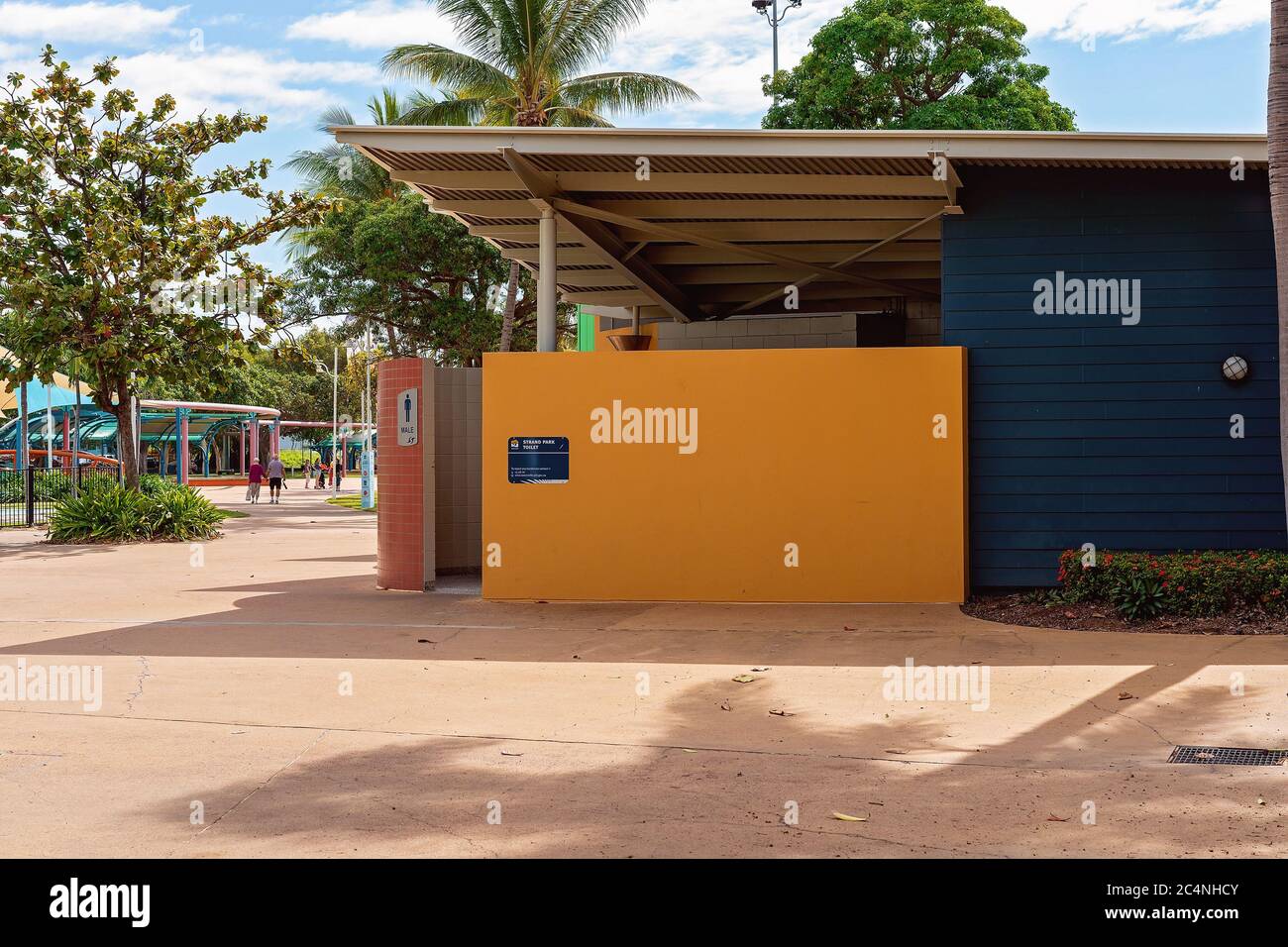 Townsville, Queensland, Australie - juin 2020 : un bloc de toilettes et de douches publiques près de la plage Banque D'Images