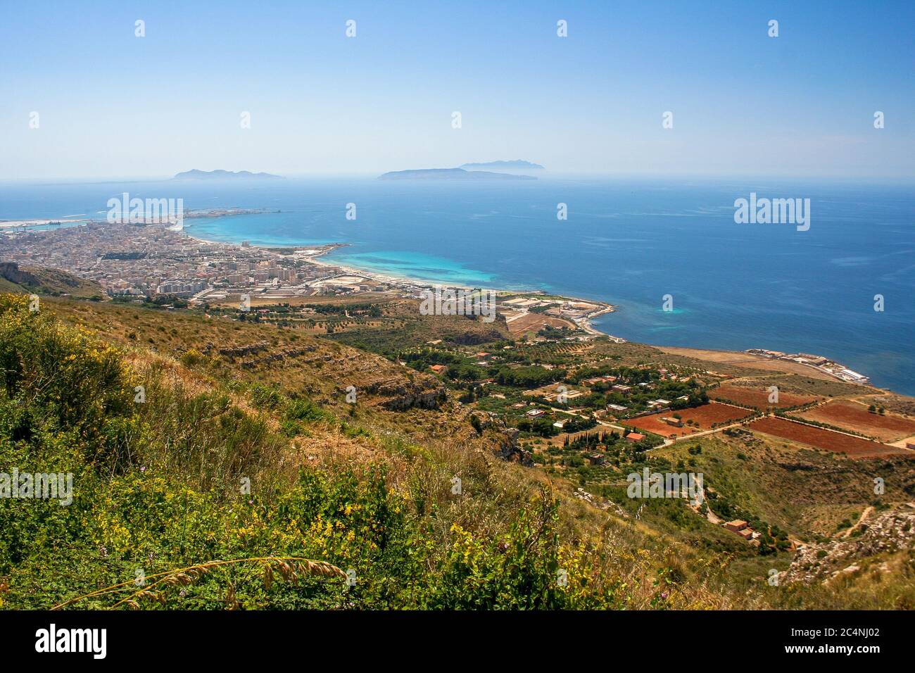 Vue sur Trapani et les îles Egadi depuis Erice (Sicile / Italie) Banque D'Images