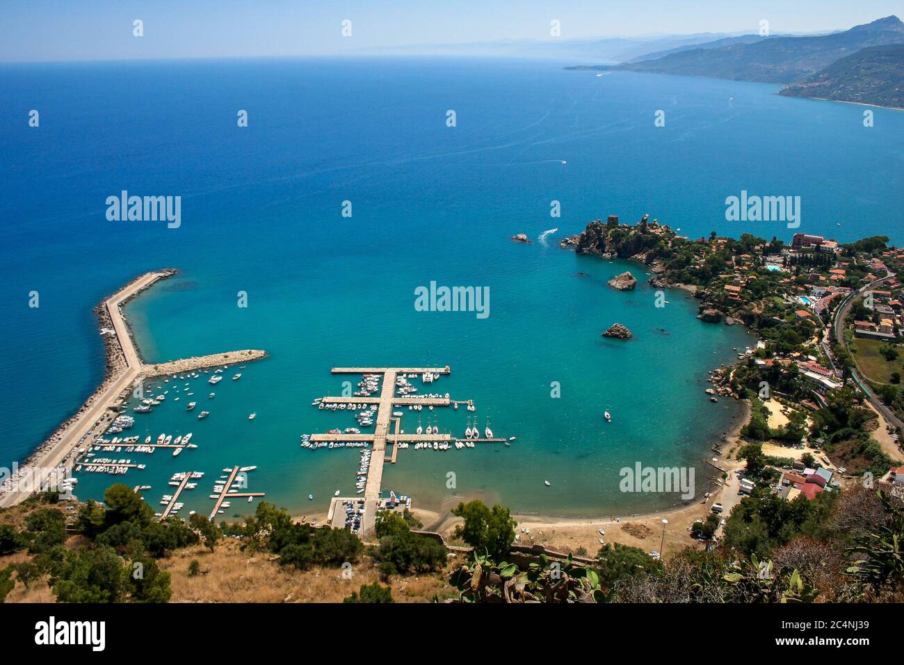 Vue imprenable sur l'océan coloré depuis la Rocca di Cefalu (Sicile / Italie) Banque D'Images