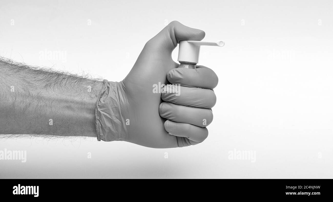 La main de l'homme est en pulvérisation d'alcool, désinfectant spray prévenir l'infection du virus Covid-19, le virus corona. Contamination des germes ou des bactéries. Banque D'Images
