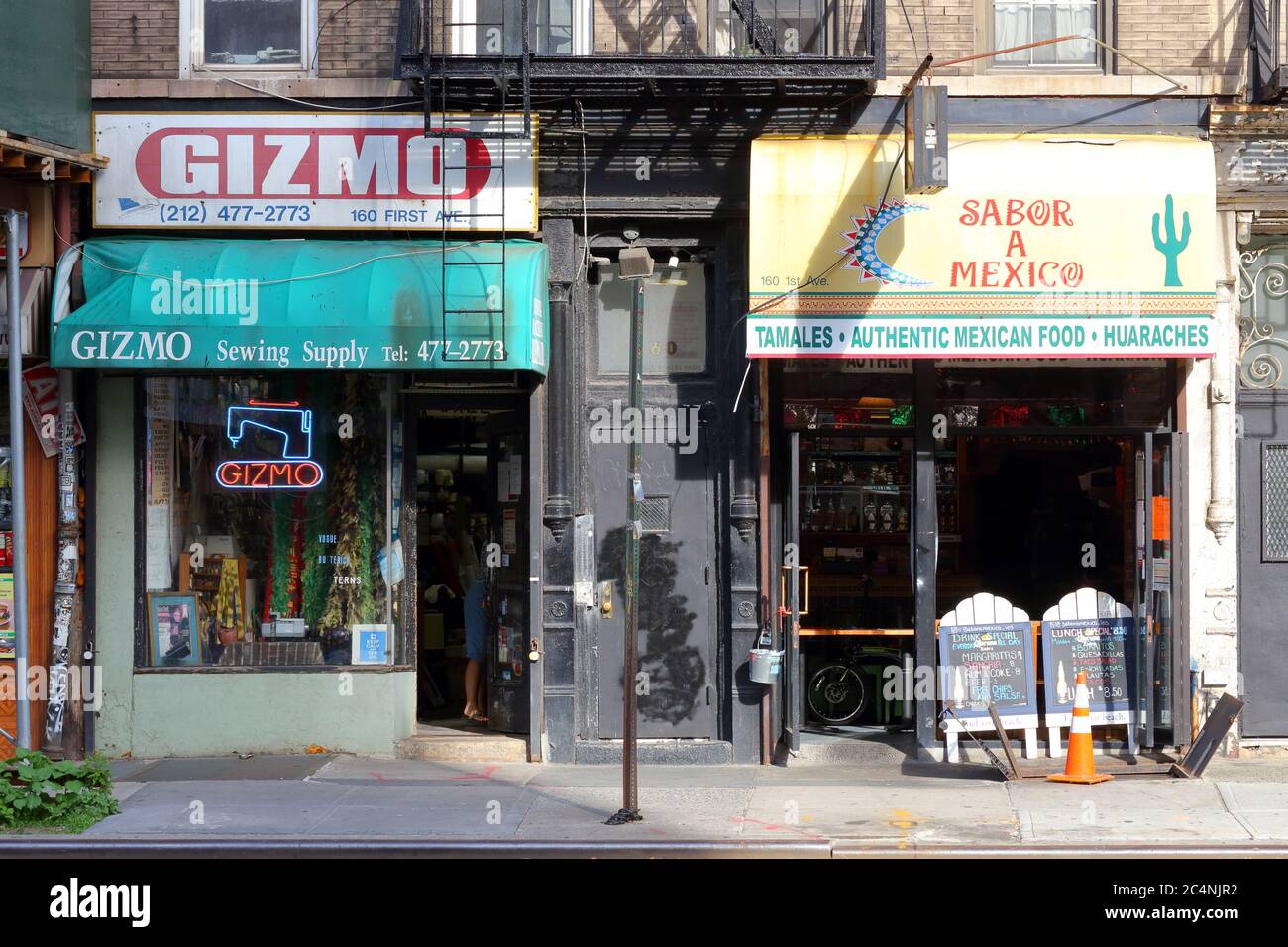 Gizmo, Sabor A Mexico, 160 First Ave, New York, NY. Façade extérieure d'une fourniture de couture, et une taqueria dans le quartier East Village de Manhattan. Banque D'Images