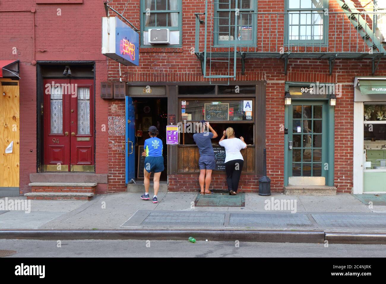 Johnny's Bar, 90 Greenwich Ave, New York, NY. Façade extérieure d'un bar dans le quartier de Greenwich Village à Manhattan. Juin 2020. Banque D'Images