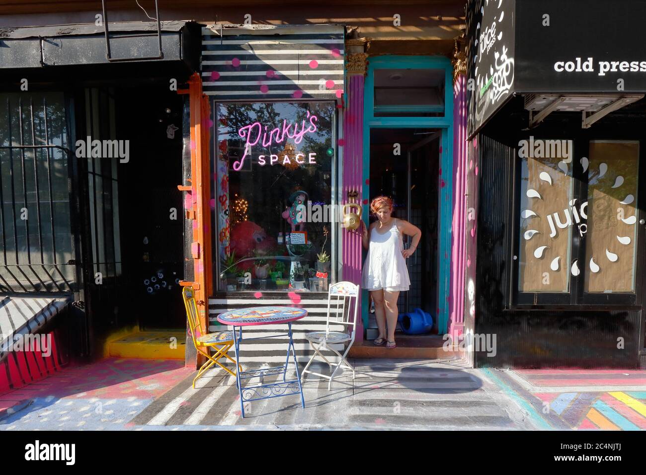 Mimi Blitz, copropriétaire de Pinky's Space, un restaurant de cuisine de confort du sud dans le quartier East Village de Manhattan. Extérieur, 70 e 1st St Banque D'Images