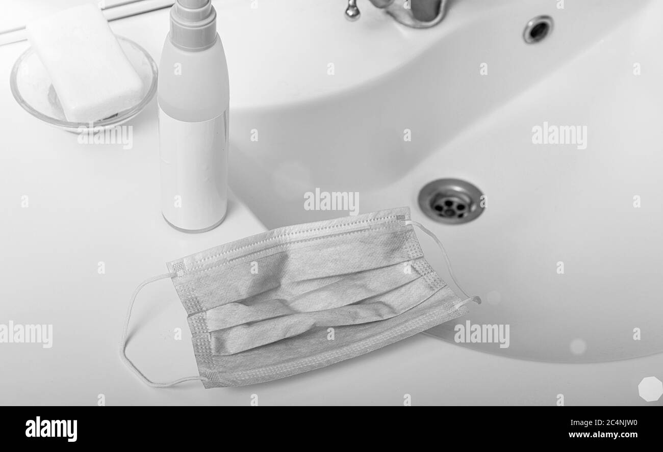 Alcool, gels de lavage des mains et masques d'hygiène pour la prévention du virus corona 2019, COVID-19. Concept d'hygiène de salle de bain. Banque D'Images