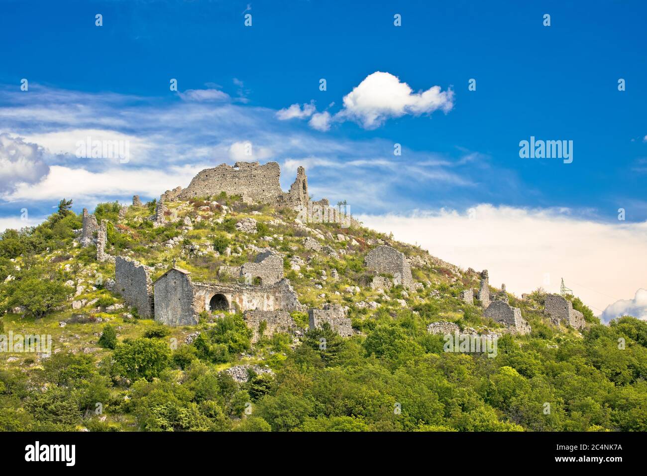 Ville historique de Ledenice sur la colline vue sur les ruines, vallée de Vinodol, baie de Kvarner, Croatie Banque D'Images