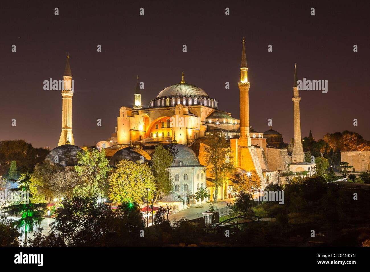 Musée Ayasofya (Hagia Sophia) dans le parc du Sultan Ahmet à Istanbul, Turquie dans une belle nuit d'été Banque D'Images