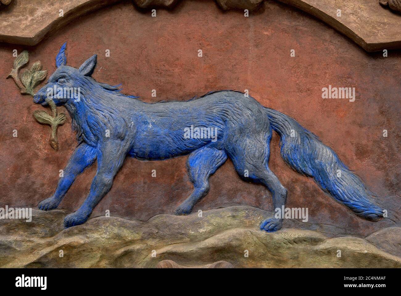 Relief peint en bleu d'un renard portant une branche ou une branche feuillue dans sa bouche. Enseigne traditionnelle en cartouche ornée au-dessus du lintel en date de 1664, sur l'entrée d'une propriété historique, au Blue Fox, aujourd'hui l'ambassade d'Estonie, à Prague, en République tchèque ou en Tchéquie. Banque D'Images