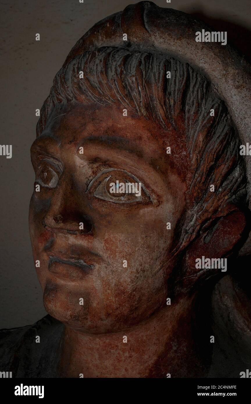 Visage du jeune homme étrusque, entrecoué il y a plus de 2 000 ans. Sculpture en pierre sur sarcophage étrusque dans le musée archéologique de Tarquinia, Latium, Italie. Banque D'Images