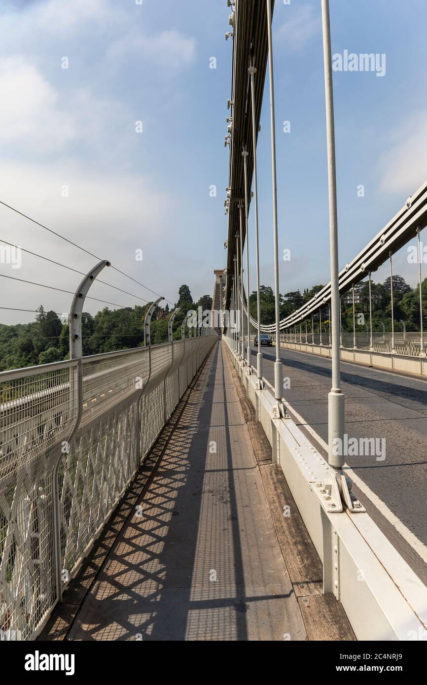 Le célèbre pont suspendu Clifton construit par l'ingénieur victorien Isambard Kingdom Brunel. Passerelle pour piétons et câbles de pont, Bristol, Angleterre, Royaume-Uni Banque D'Images