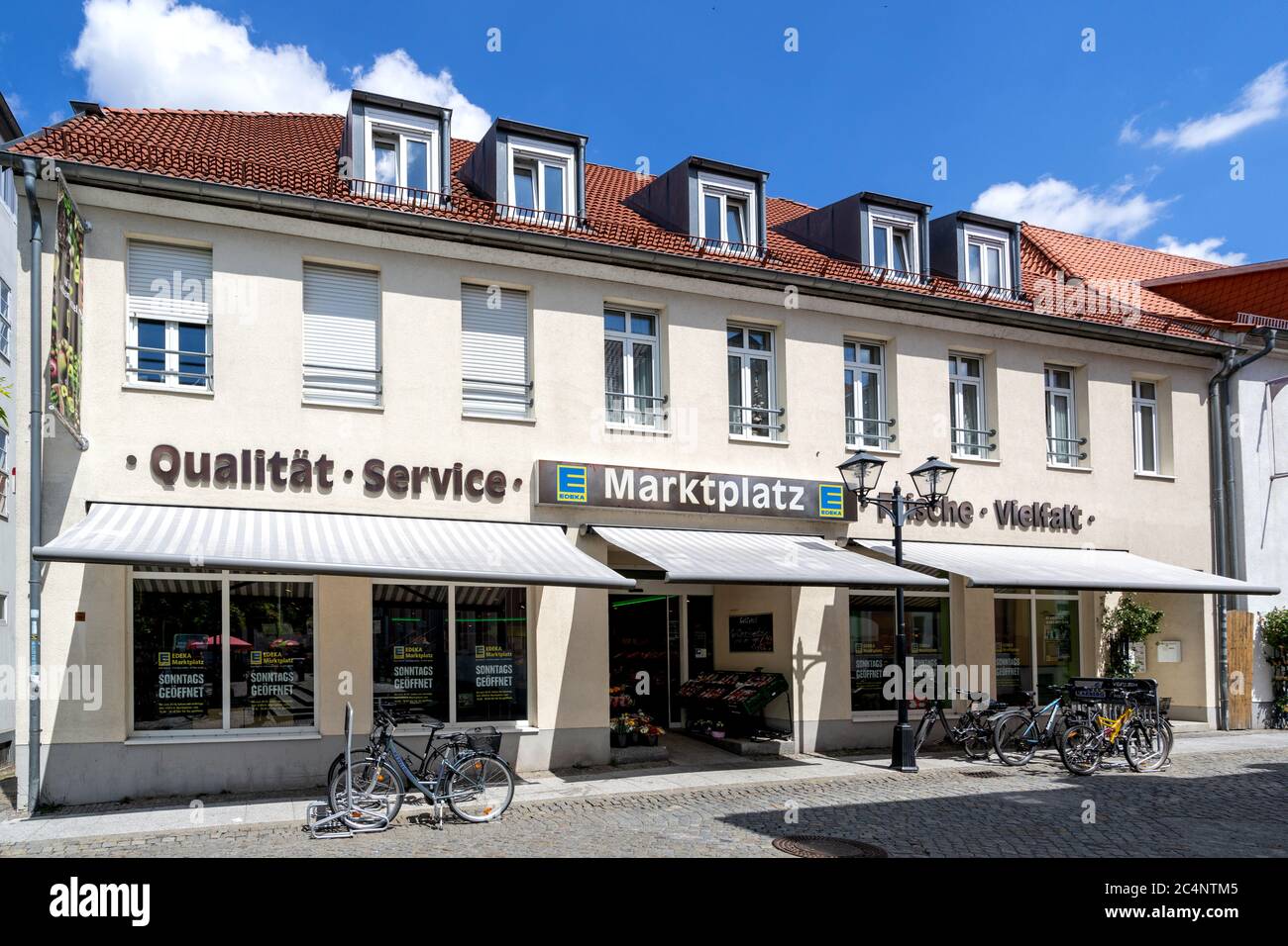 Supermarché EDEKA à Waren (Müritz), Allemagne. Le Groupe Edeka est la plus grande société de supermarchés allemande. Banque D'Images