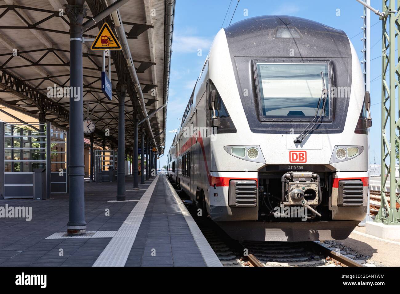 Bileveled Stadler KISS DB Intercity 2 train à la gare de Warnemünde Banque D'Images