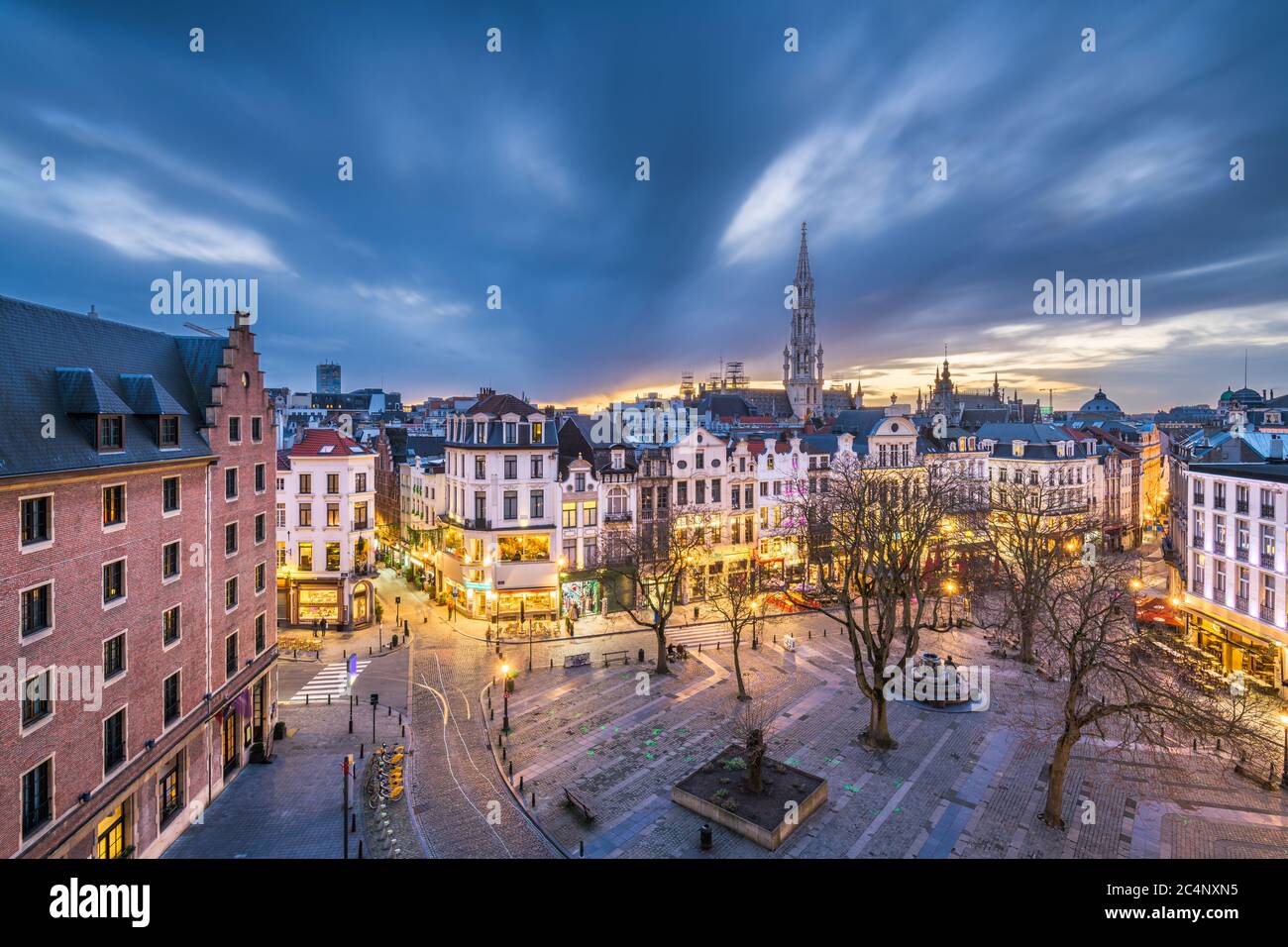 Bruxelles, Belgique plaza et horizon avec la tour de l'hôtel de ville au crépuscule. Banque D'Images