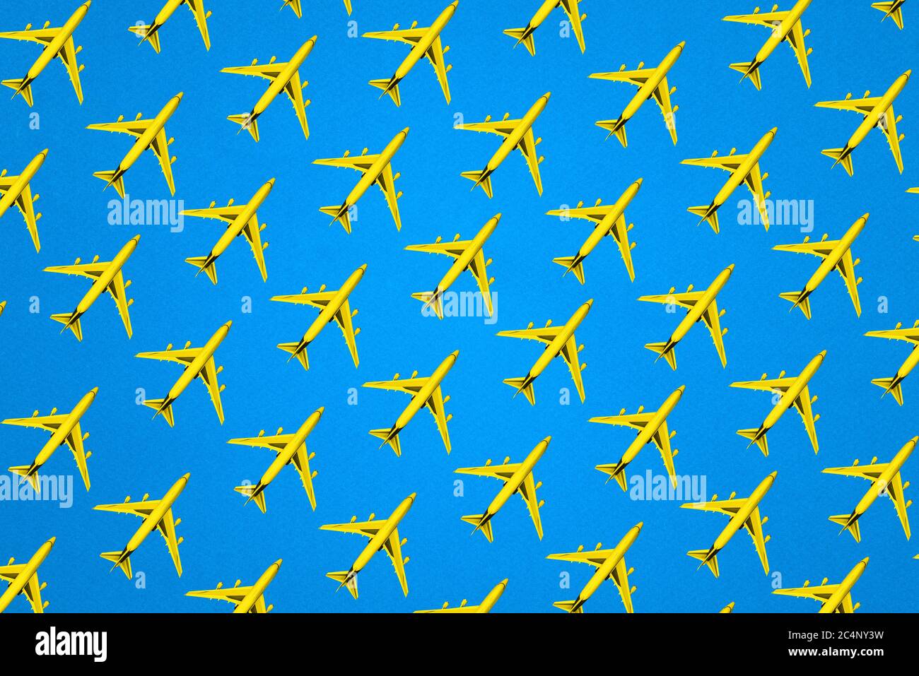 Modèle d'un avion passager sur fond bleu. Mise en page créative du plan jaune. Concept minimal, voyage et loisirs. Banque D'Images