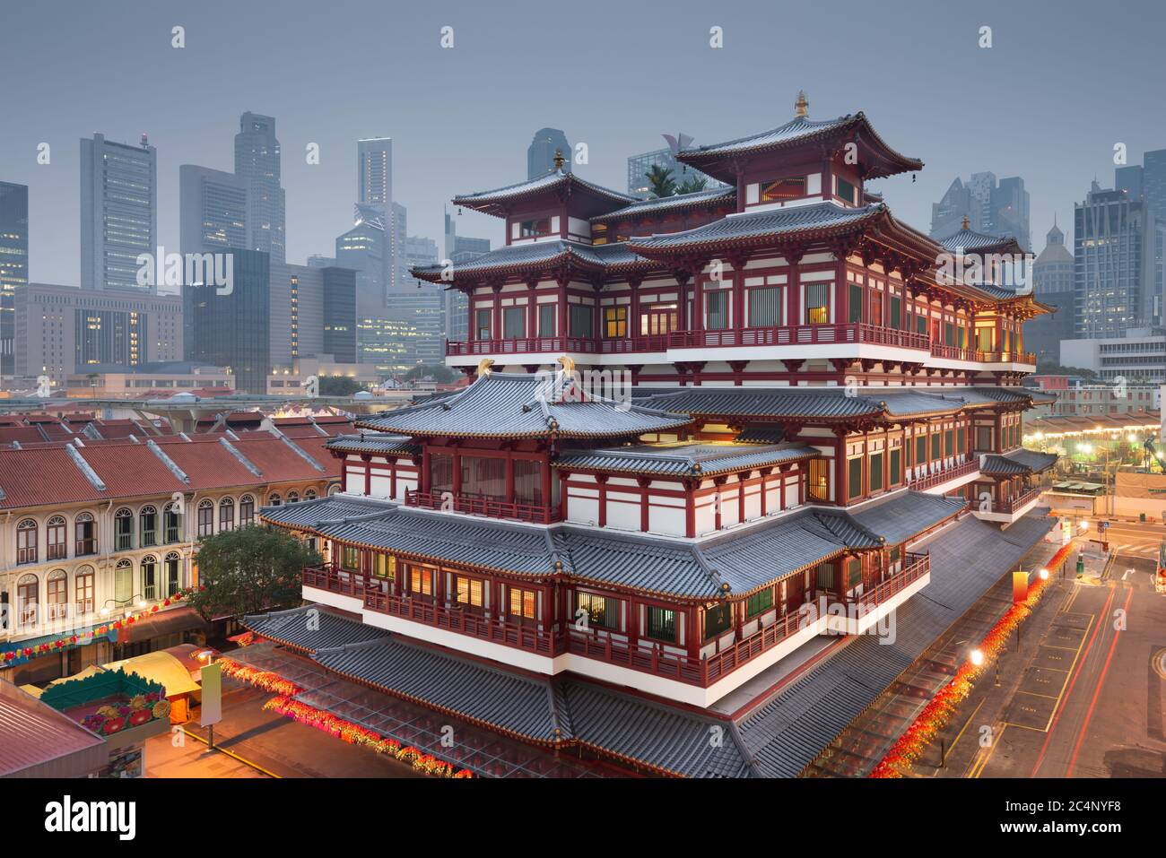 Horizon de Singapour avec le temple relique de Bouddha Tooth au crépuscule. Banque D'Images