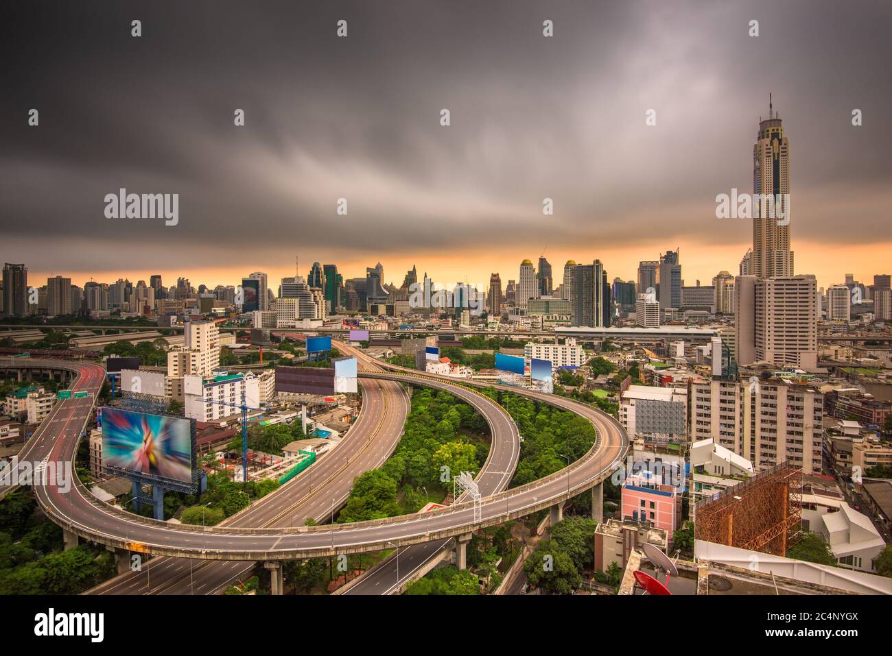 Bangkok, Thaïlande paysage urbain et tours de bureaux au crépuscule. Banque D'Images