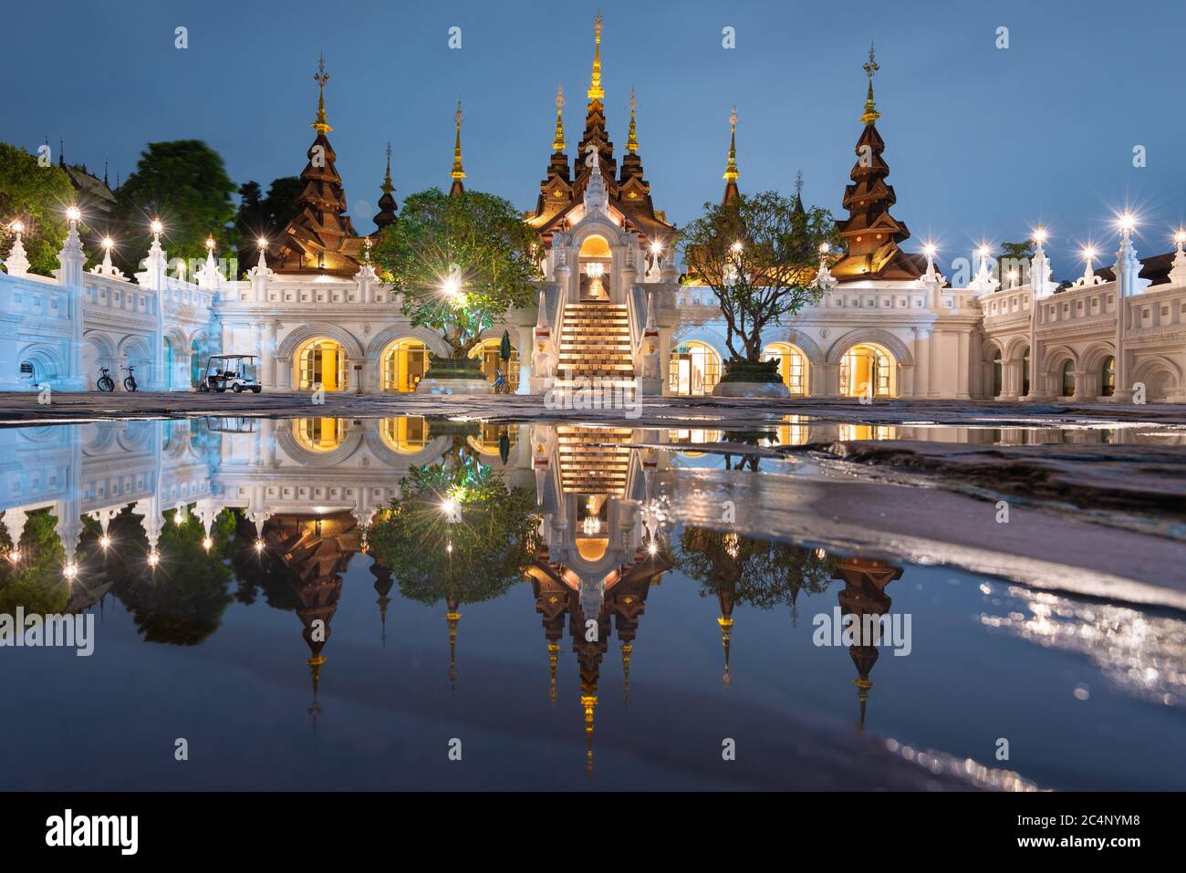 Chiang Mai, Thaïlande architecture traditionnelle au crépuscule. Banque D'Images Chiang Mai, Thaïlande architecture traditionnelle au crépuscule. Banque D'Images