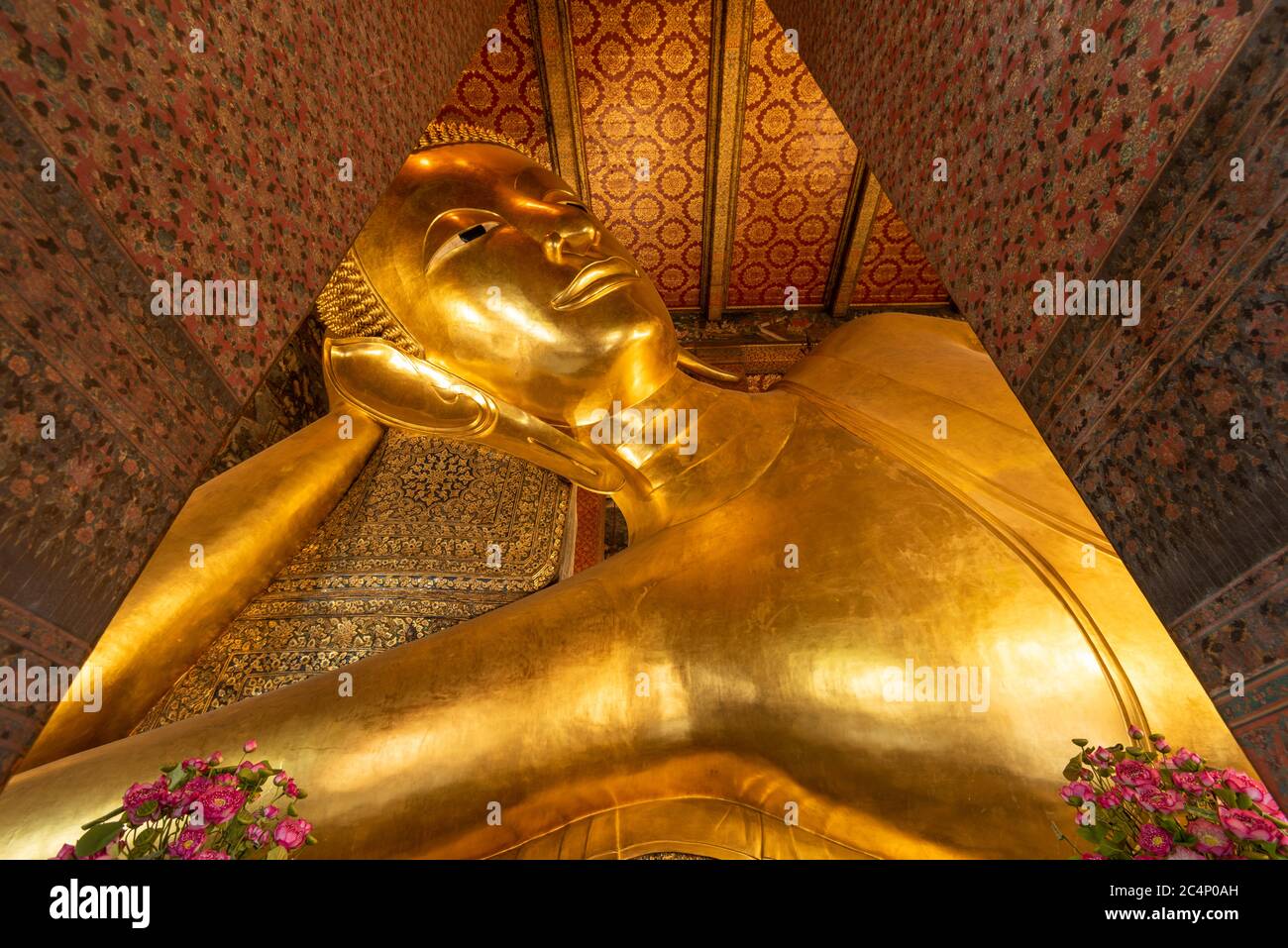 BANGKOK, THAÏLANDE - 23 SEPTEMBRE 2015 : le Bouddha couché du temple Wat Pho à Bangkok. Le temple a été fondé au XVIe siècle et est résidentiel Banque D'Images