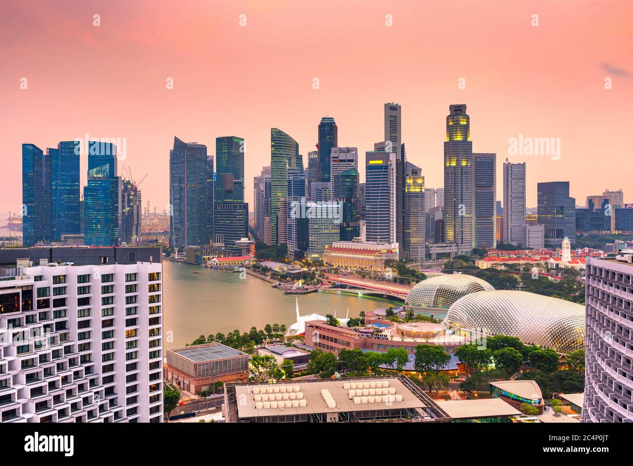 La ville de Singapour au-dessus de la Marina au crépuscule. Banque D'Images