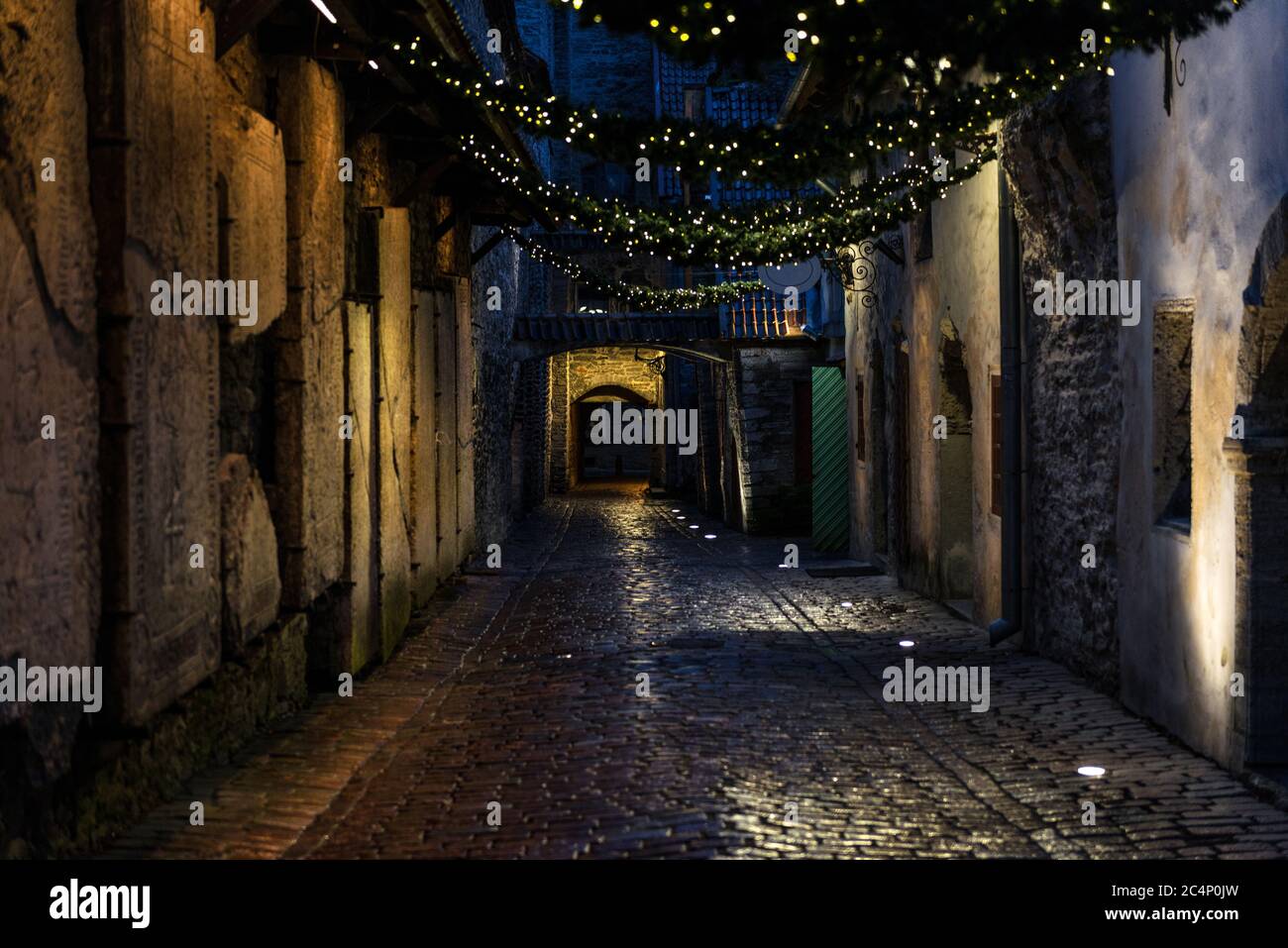 Vue nocturne du passage de Sainte Catherine à Tallinn, Estonie, passage médiéval contenant certains des anciens vestiges d'un monastère dominicain dans le ci Banque D'Images