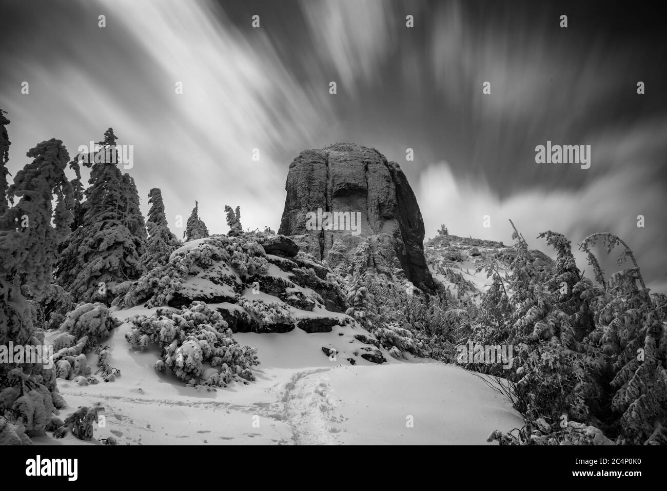 montagnes rocheuses pleines de neige et de villages dans la vallée Banque D'Images