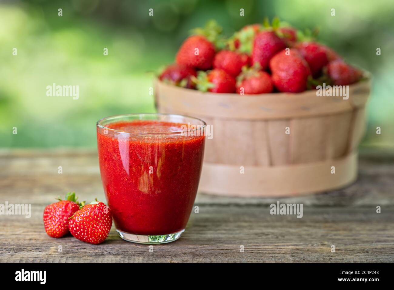 Smoothie aux fraises dans du verre Banque D'Images