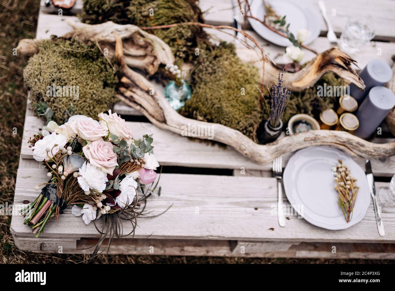 bouquet de mariée de roses blanches, brunia et leucadendron, bouquet de  lavande séchée sur la sortie romantique avec décoration de table, bougies,  séchées Photo Stock - Alamy