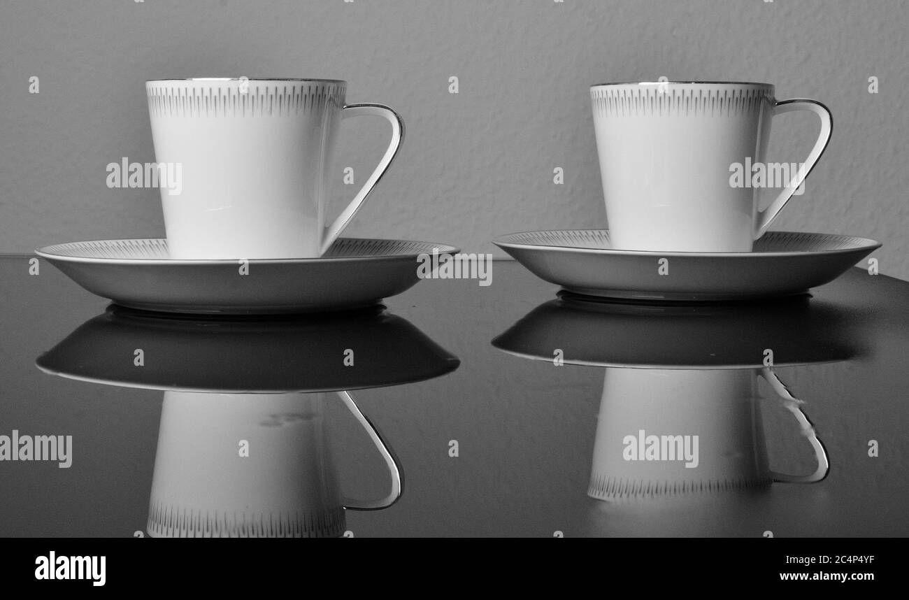 Deux tasses de café blanc sur une photo en noir et blanc Banque D'Images Deux tasses de café blanc sur une photo en noir et blanc Banque D'Images