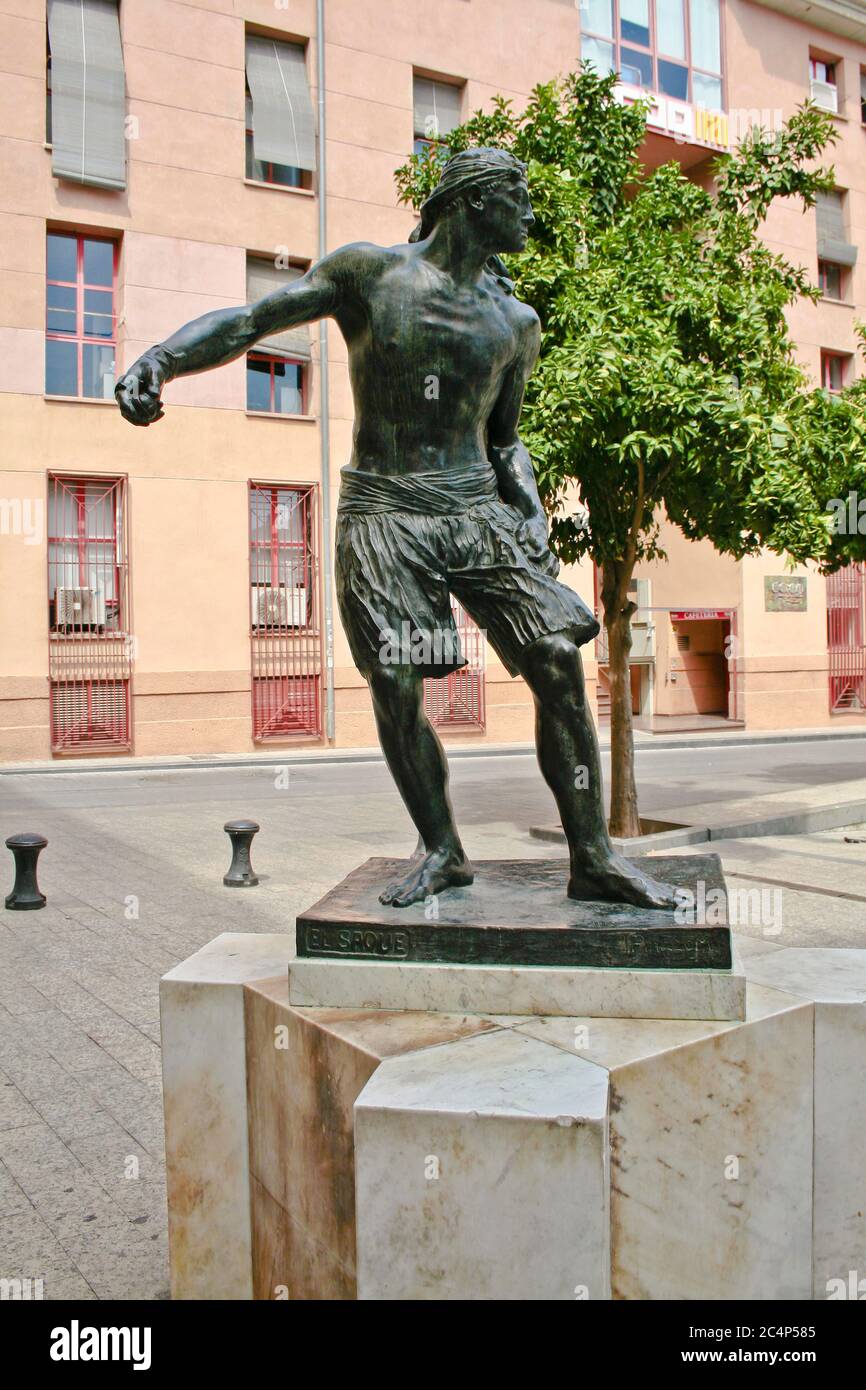 València, Comunidad Valenciana, Espagne. Plaza Napoles y Sicilia, copie de la célèbre statue 'El Saque' (le service) représentant un joueur de ballon valencien dans l'acte de tir. La sculpture est l'oeuvre de Pinazo Martinez. Banque D'Images