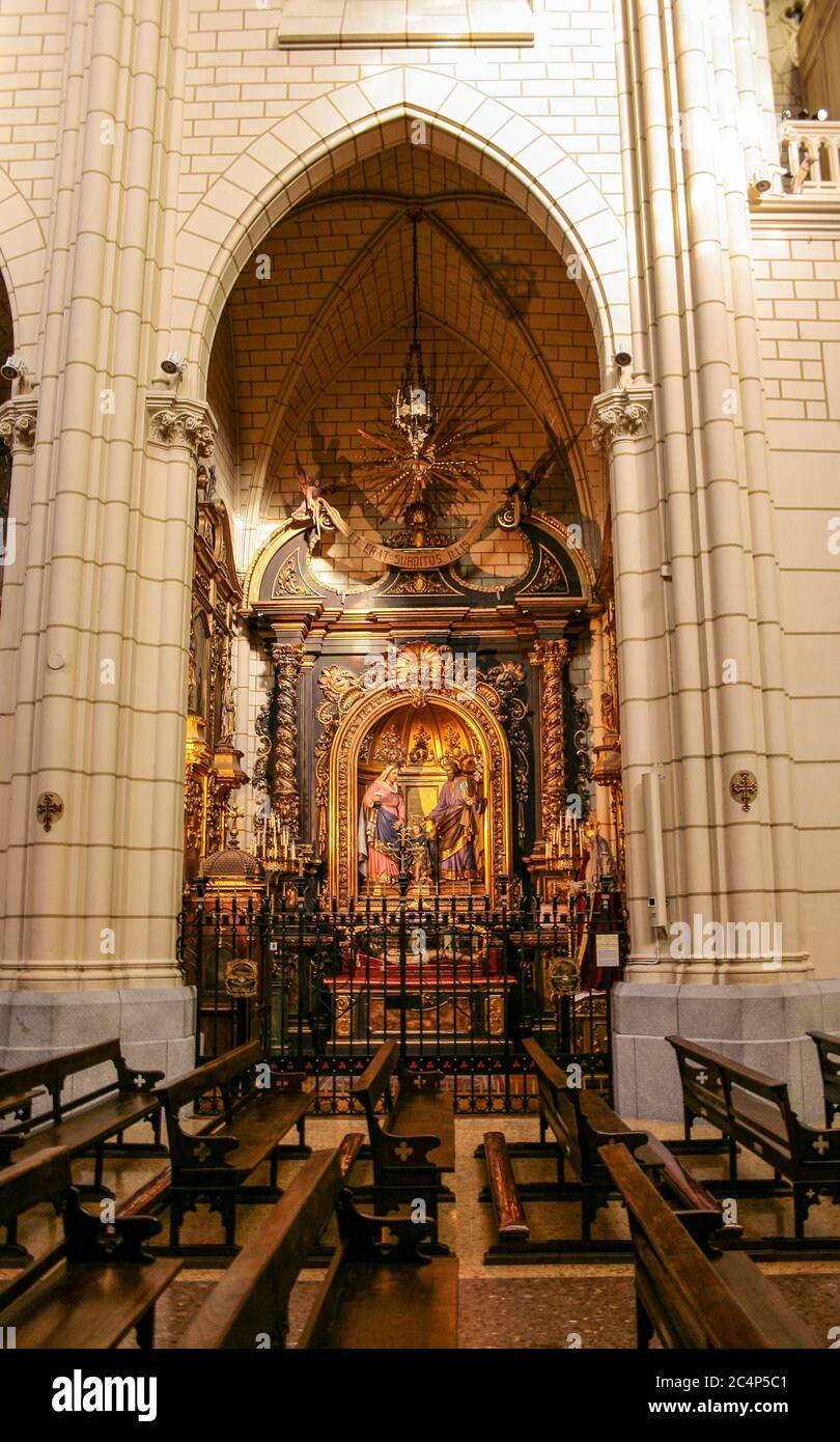 Madrid, Comunidad de Madrid, Espagne, Europe. Iglesia de Santa Cruz (Église Sainte-Croix), 1889-1902. Une chapelle latérale de l'église avec la Sainte famille et, en dessous, Jésus décédé. Banque D'Images