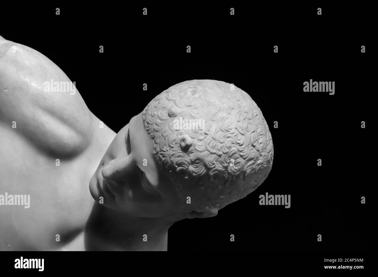 Photo en noir et blanc en gros plan sur le profil des jeunes tête mâle de l'ancienne sculpture romaine en marbre Banque D'Images