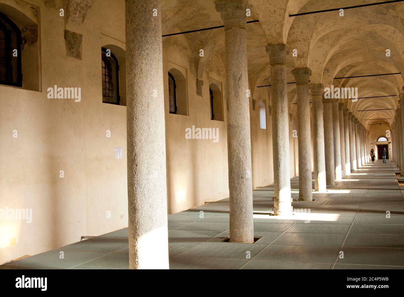 Vigevano, Pavie, Lombardie, Italie du Nord. Bâtiment utilisé comme école d'équitation couverte aujourd'hui appelée 'cavallerizza' dans le château de Sforza (Castello Sforzesco). Banque D'Images