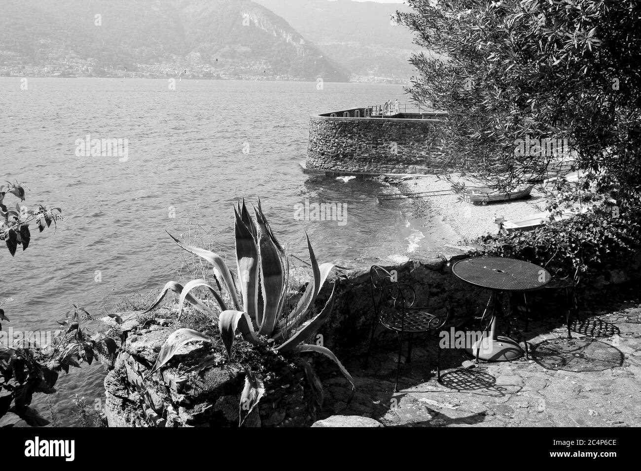 Dervio, province de Lecco, région Lombardie, rive est du lac de Côme, Italie. Le village de Corenno Plino, une vue sur le hameau, une vue panoramique sur le lac en noir et blanc. Banque D'Images