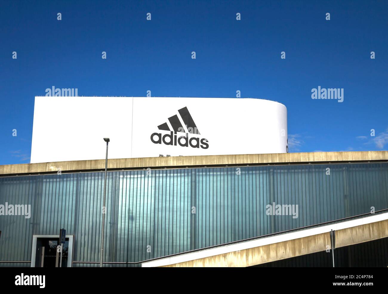 Herzogenaurach, Allemagne : magasin Adidas. Adidas est une multinationale  allemande qui conçoit et fabrique des vêtements et accessoires de sport  Photo Stock - Alamy