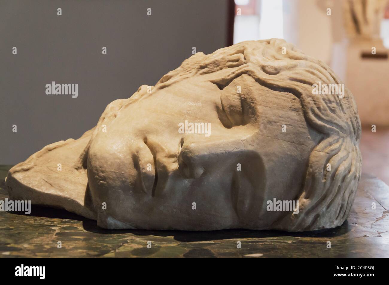 Face de l'ancienne sculpture romaine en marbre montrant un jeune homme en veille Banque D'Images