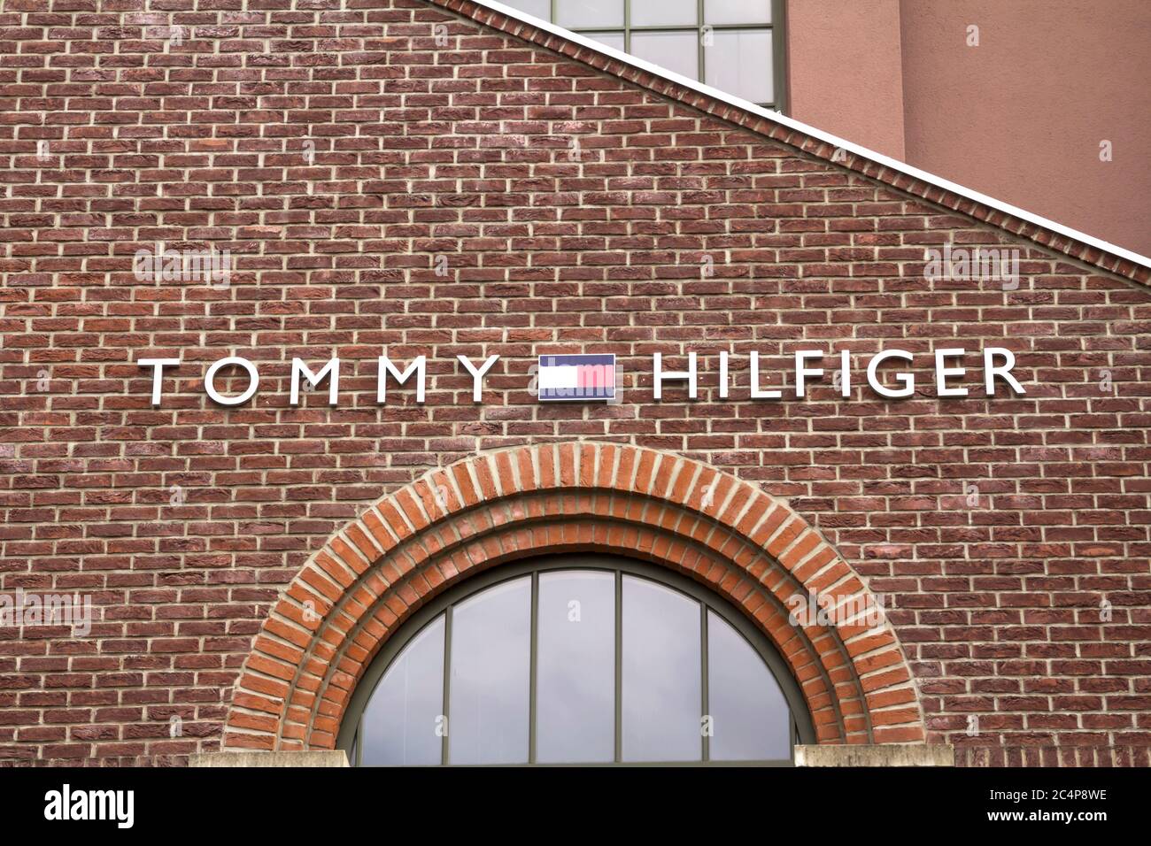 Ingolstadt, Allemagne : logo Tommy Hilfiger, il y a plus de 1,400 magasins Tommy  Hilfiger dans plus de 90 pays Photo Stock - Alamy